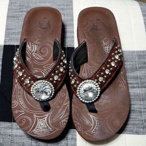 Fighting elephant sandals, size large, brown.